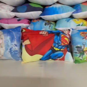 TRAVESSEIRO INFANTIL PERSONAGEM (S)